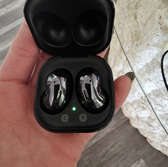 Samsung ear buds live - Picture 3 of 3